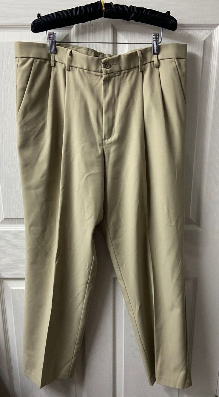 Dockers Classic Fit Pleated Front Beige Khaki Pants Mens Size 38x32 Straight Leg